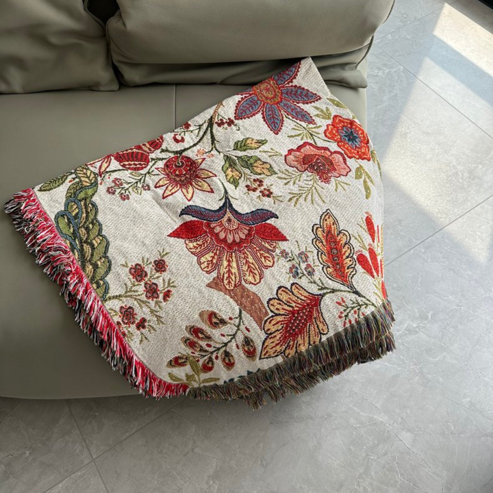 Sofaüberwurf mit Blumenmuster im Landhausstil
