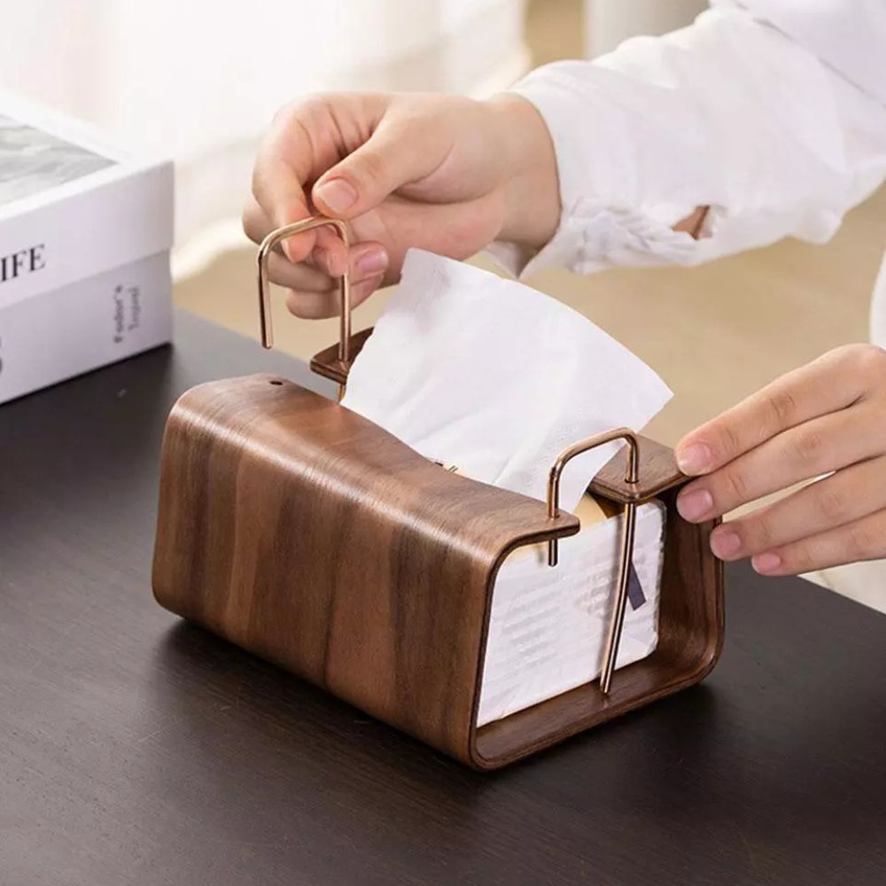 Taschentuchbox aus Walnussholz mit Messingeinsatz