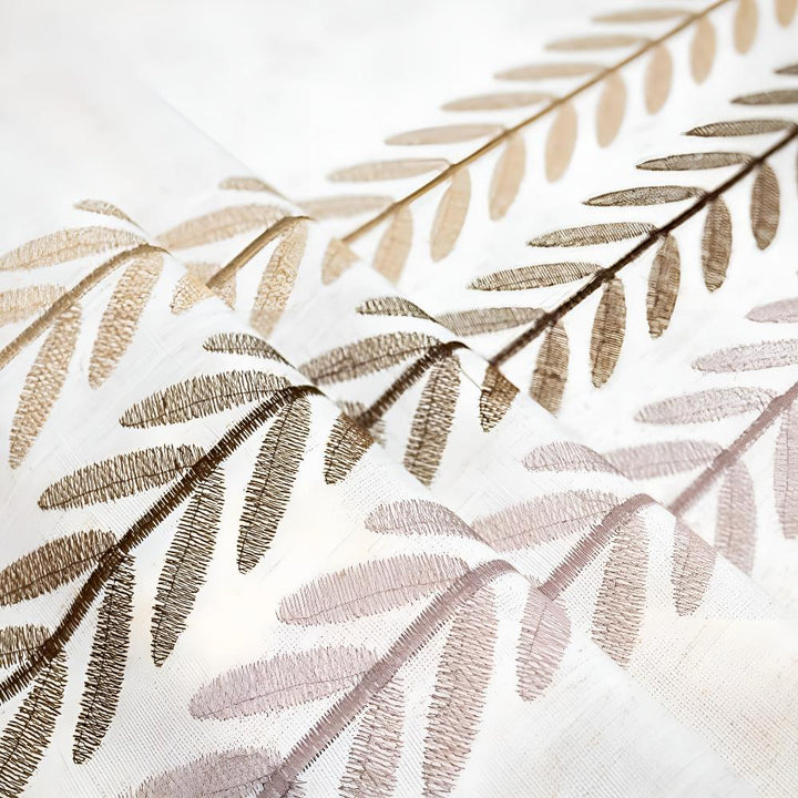 Tischdecke mit gesticktem Blättermuster und Fransenrand