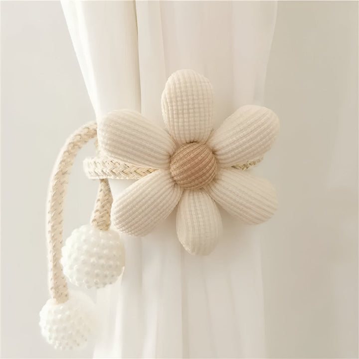 Raffhalter mit bestickter Blume und Perle