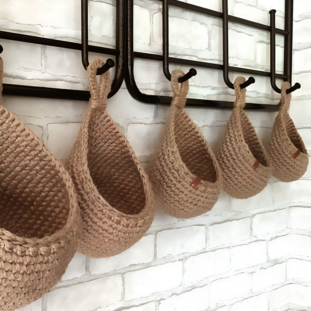Hängekorb aus geflochtener Jute