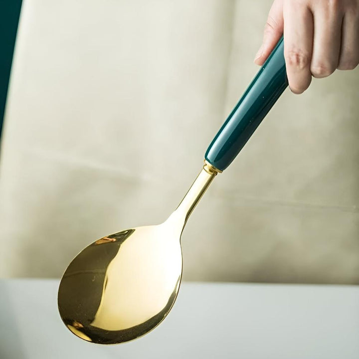 Küchenutensilien aus Edelstahl in Goldoptik