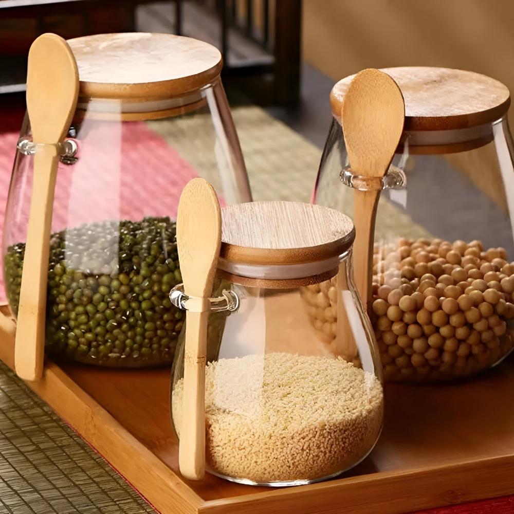 Vorratsglas mit Holzdeckel und Löffel