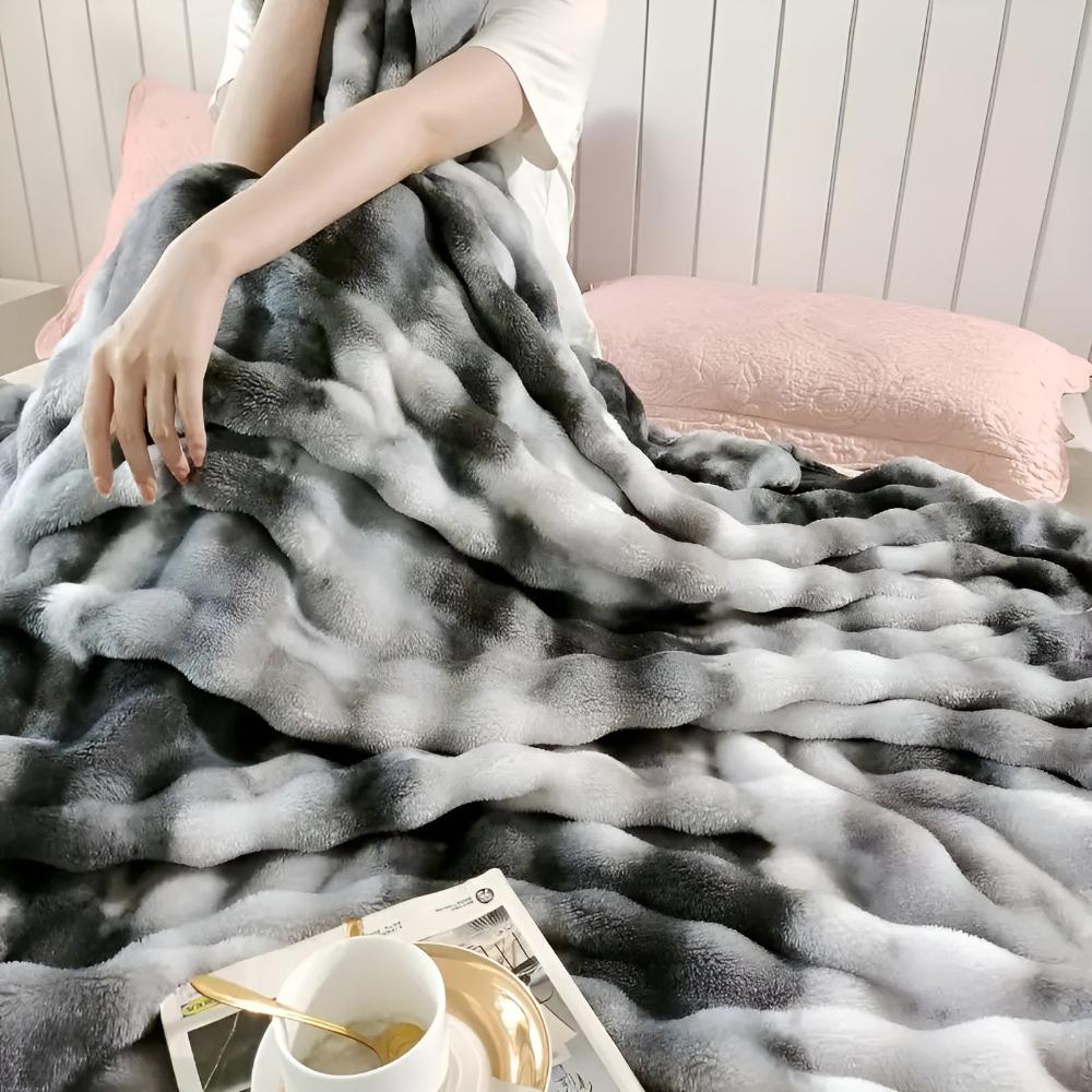 Kuscheldecke aus Kunstfell mit Batikmuster