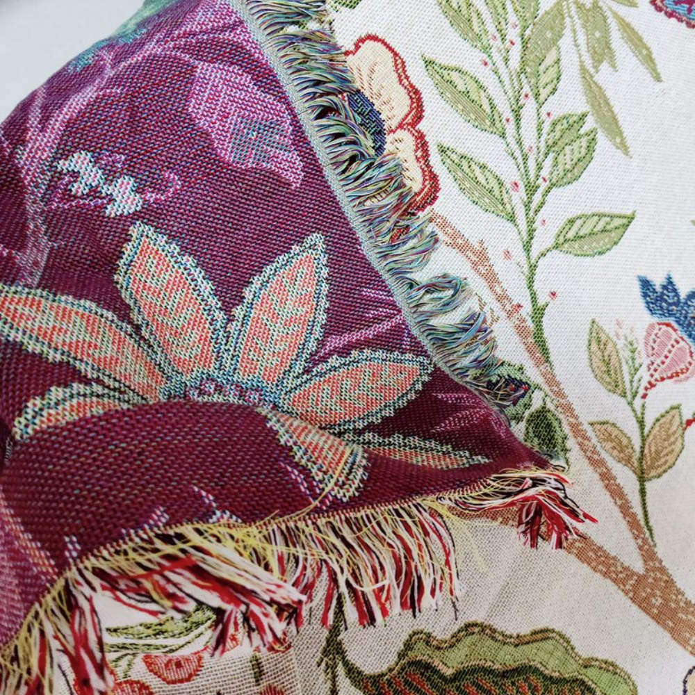 Sofaüberwurf mit Blumenmuster im Landhausstil