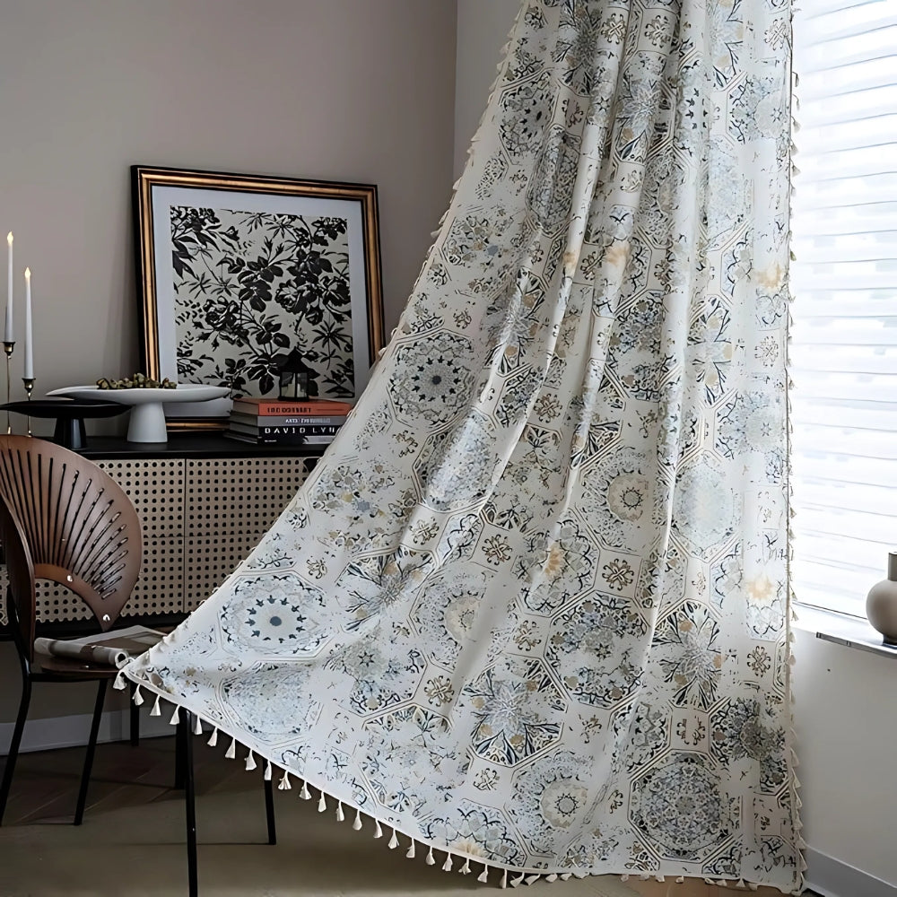 Boho-Vorhang mit Blumenmuster und Quasten