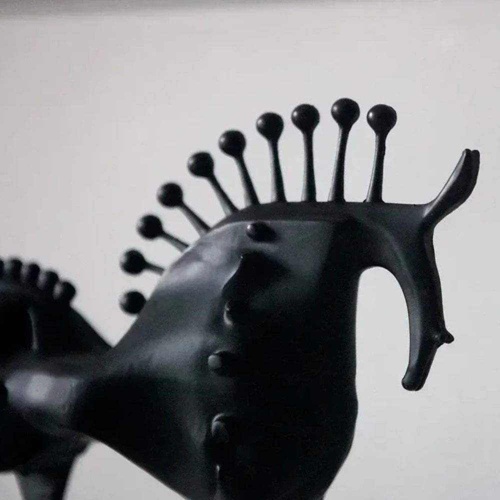 Pferdeskulptur aus schwarzem Metall