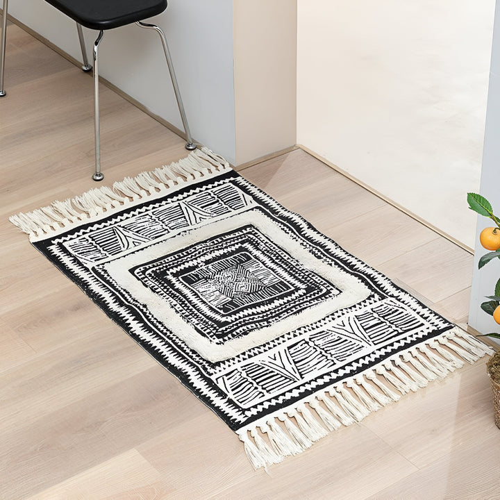Schwarz-weißer geometrischer Teppich mit Quasten