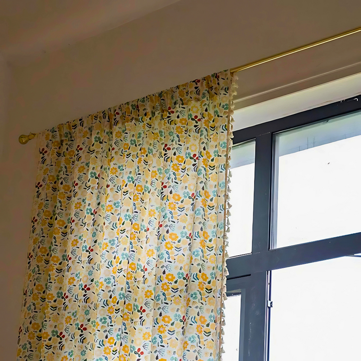 Halbverdunkelnder Vorhang aus Baumwoll-Leinen-Mischgewebe mit gelben Blumen