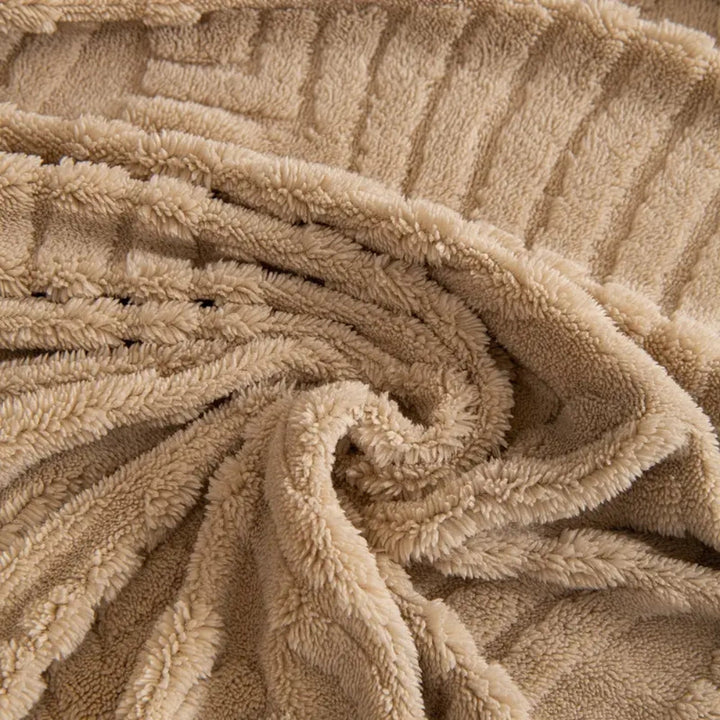 Fleece-Sofadecke mit Fischgrät- und Blattmuster
