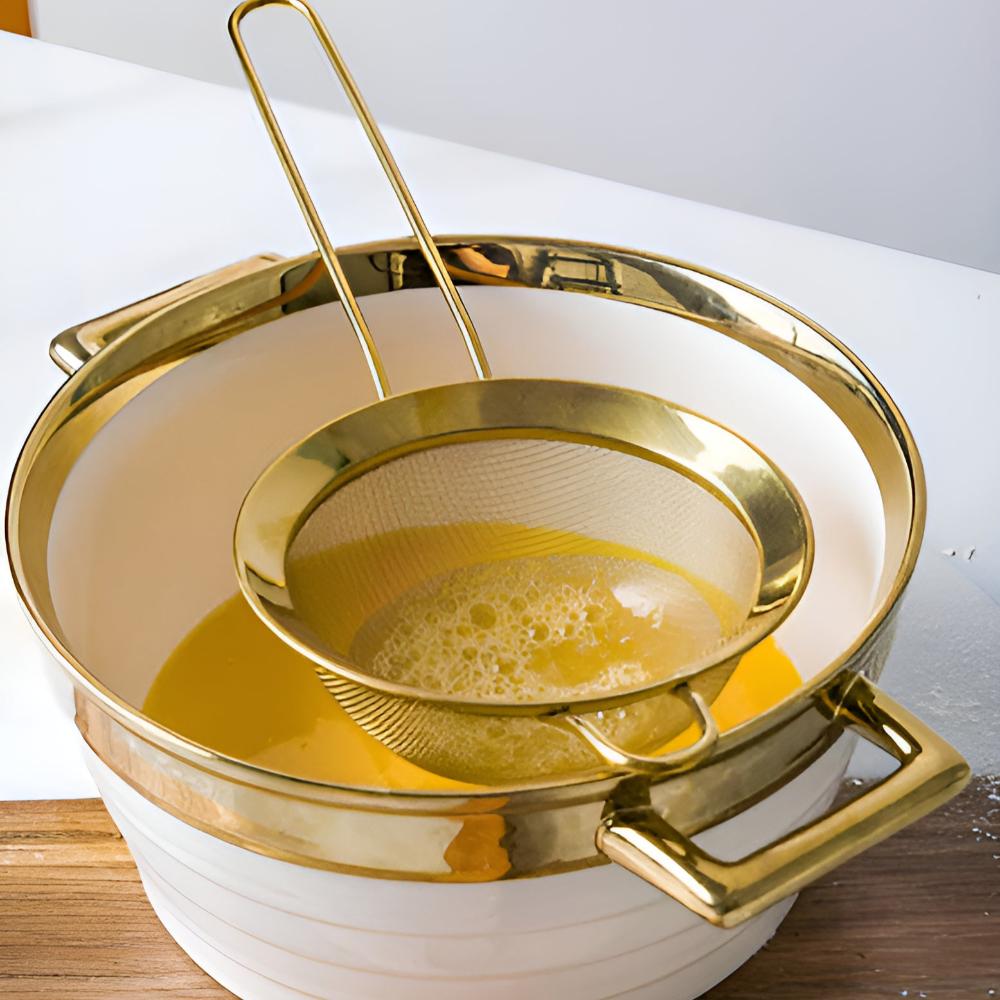 Feines Sieb aus Edelstahl mit goldener Oberfläche