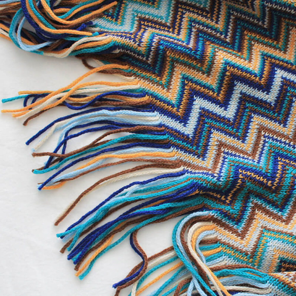 Farbige Zickzack-Strickdecke mit Quasten