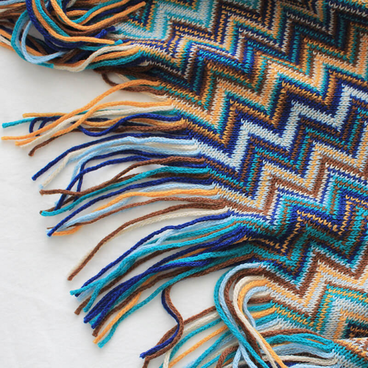 Farbige Zickzack-Strickdecke mit Quasten