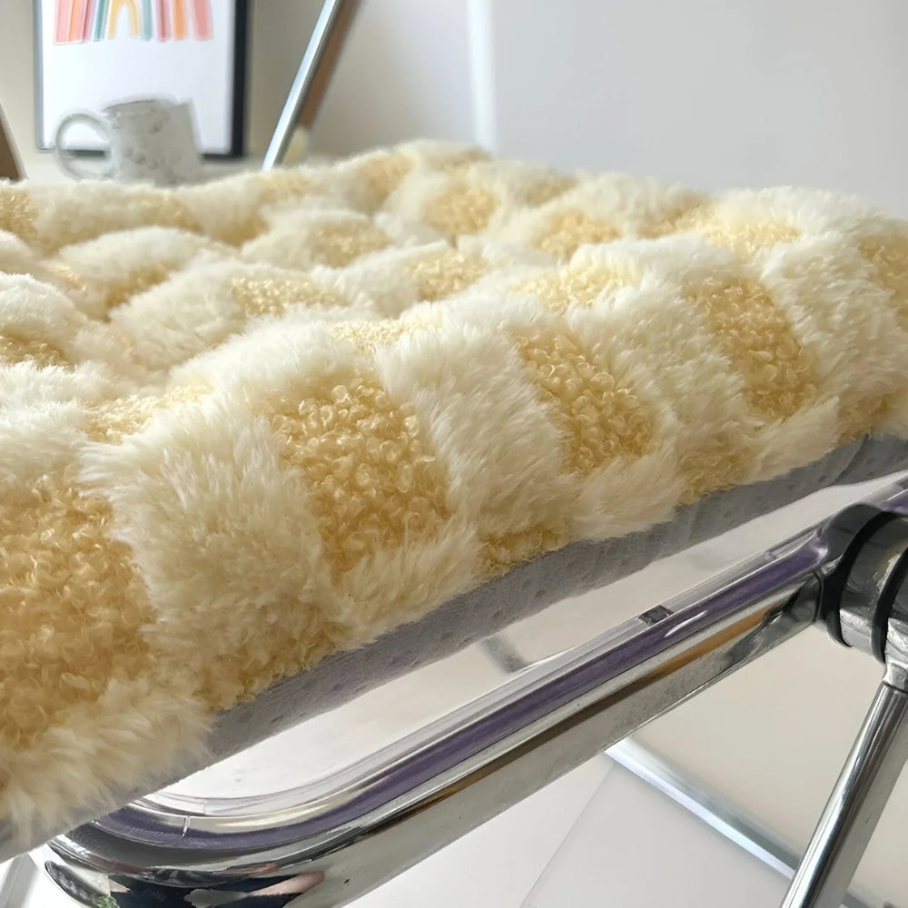 Sitzkissen aus Kunstfell mit Karomuster