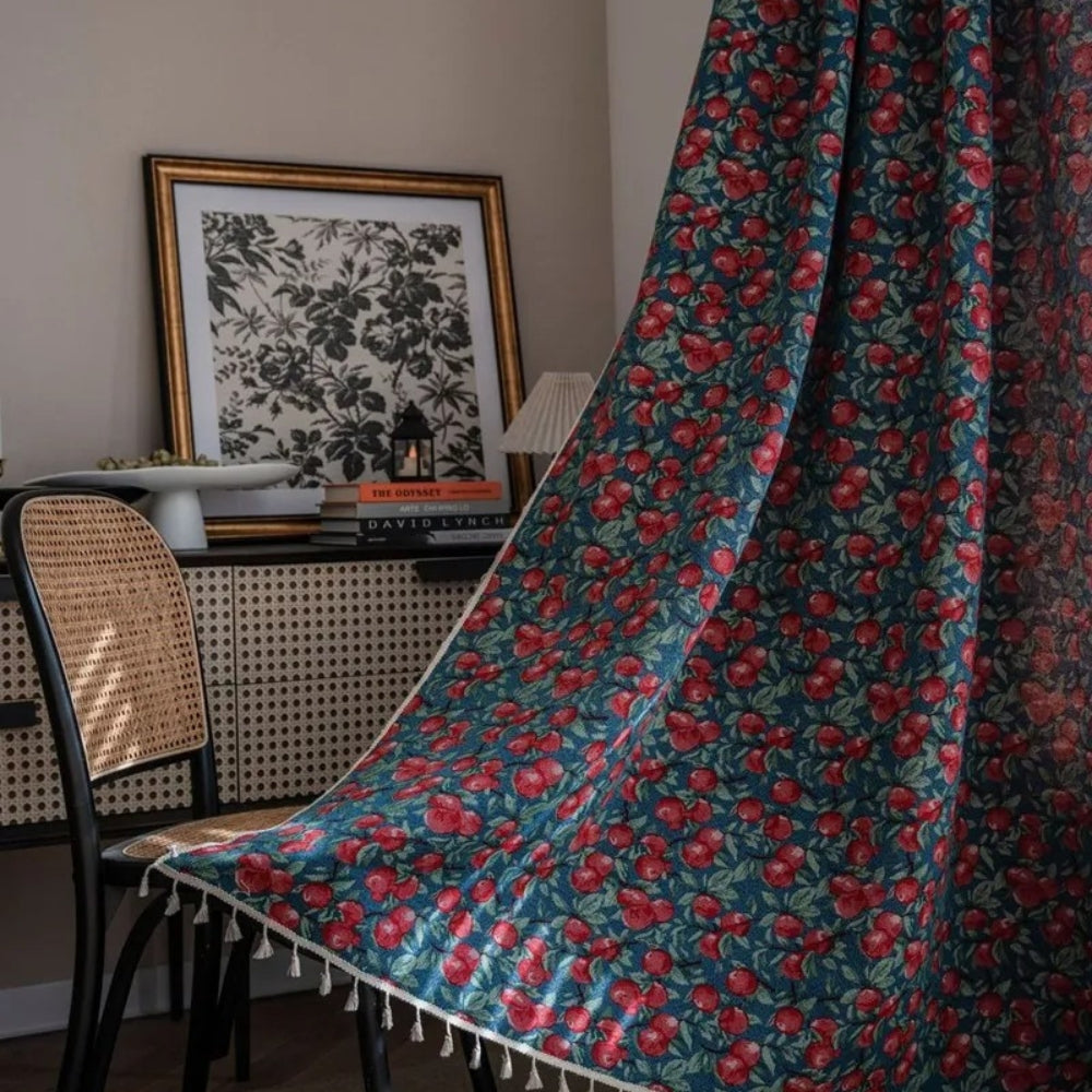 Halbverdunkelnder Vorhang mit Kirschblüten und Quasten