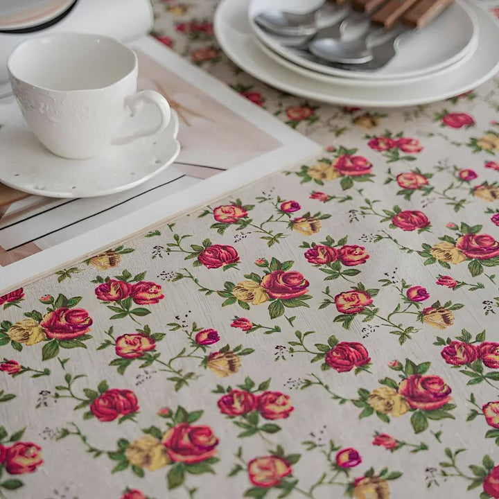 Tischdecke mit kleinen Blumen und Quasten