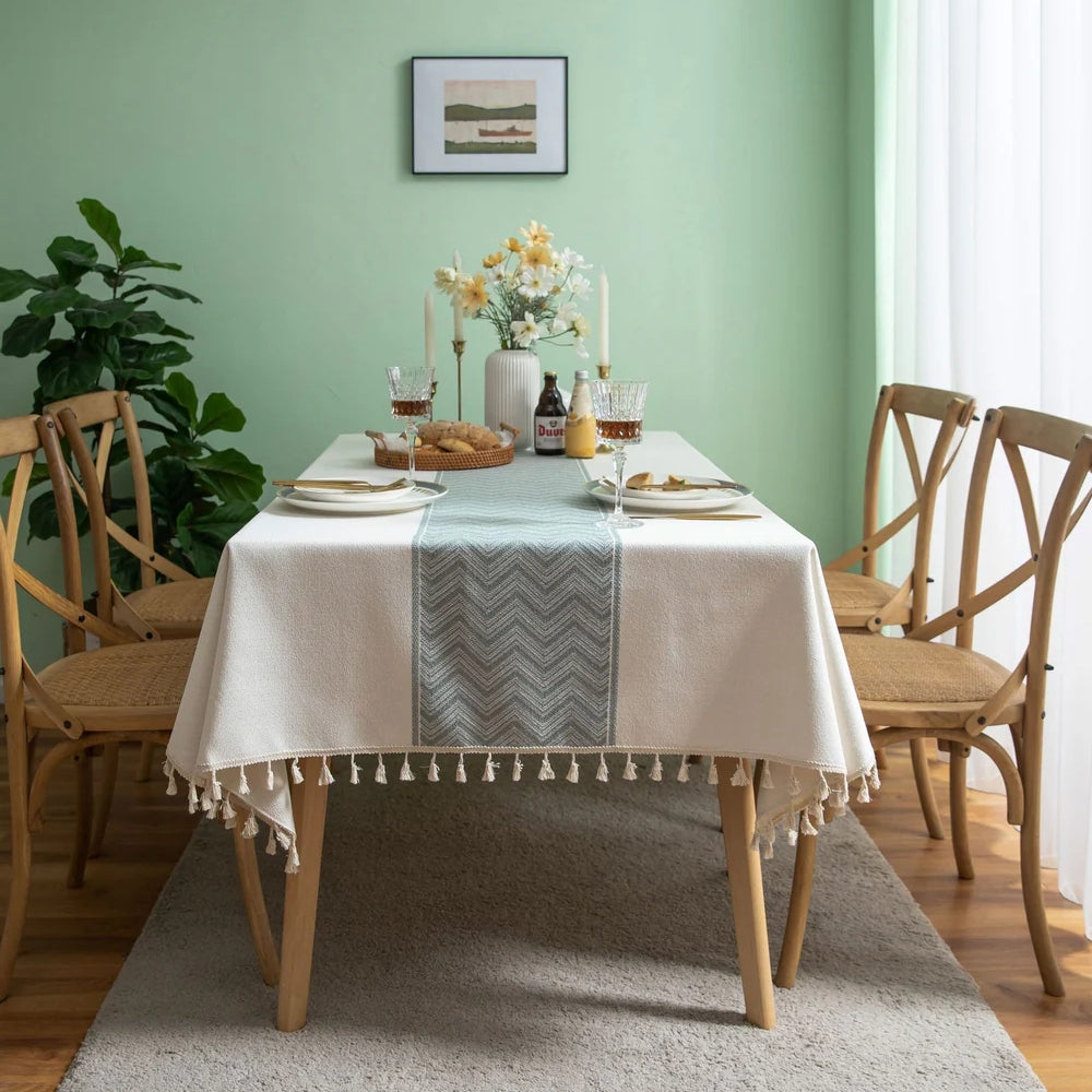 Jacquard-Tischdecke mit geometrischem Muster und Quasten