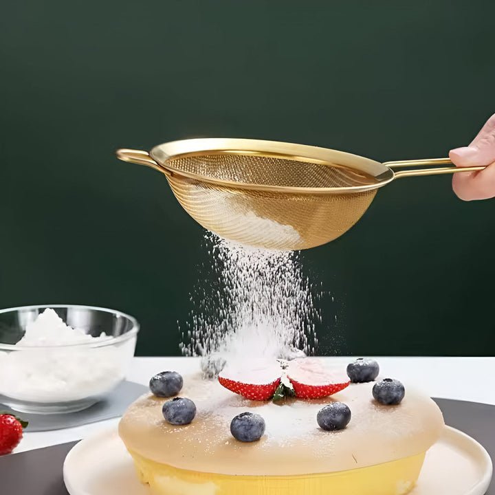 Feinsieb aus Eisen mit goldener Oberfläche
