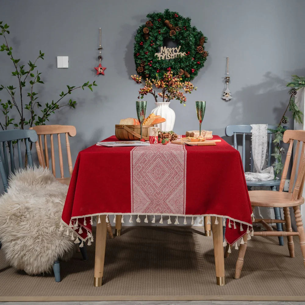 Jacquard-Tischdecke mit geometrischem Muster und Quasten