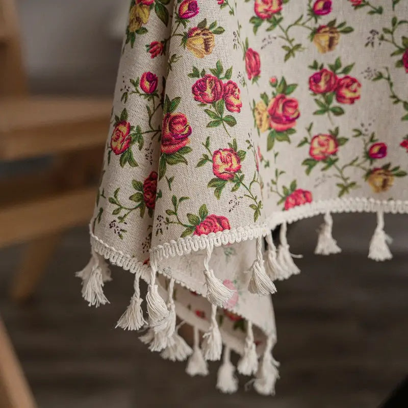 Tischdecke mit kleinen Blumen und Quasten