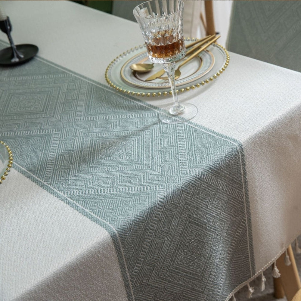 Jacquard-Tischdecke mit geometrischem Muster und Quasten
