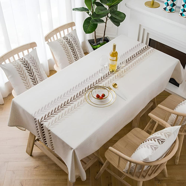 Tischdecke mit gesticktem Blättermuster und Fransenrand