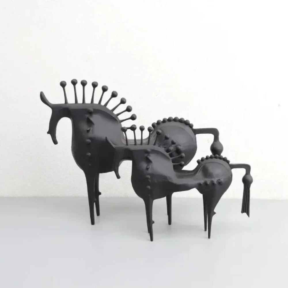 Pferdeskulptur aus schwarzem Metall