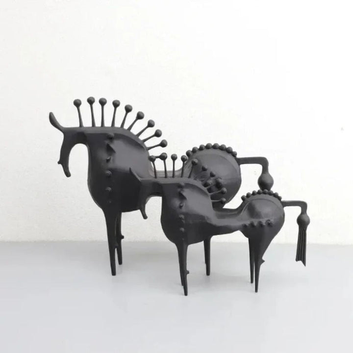 Pferdeskulptur aus schwarzem Metall