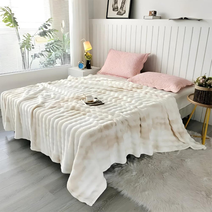 Kuscheldecke aus Kunstfell mit Batikmuster