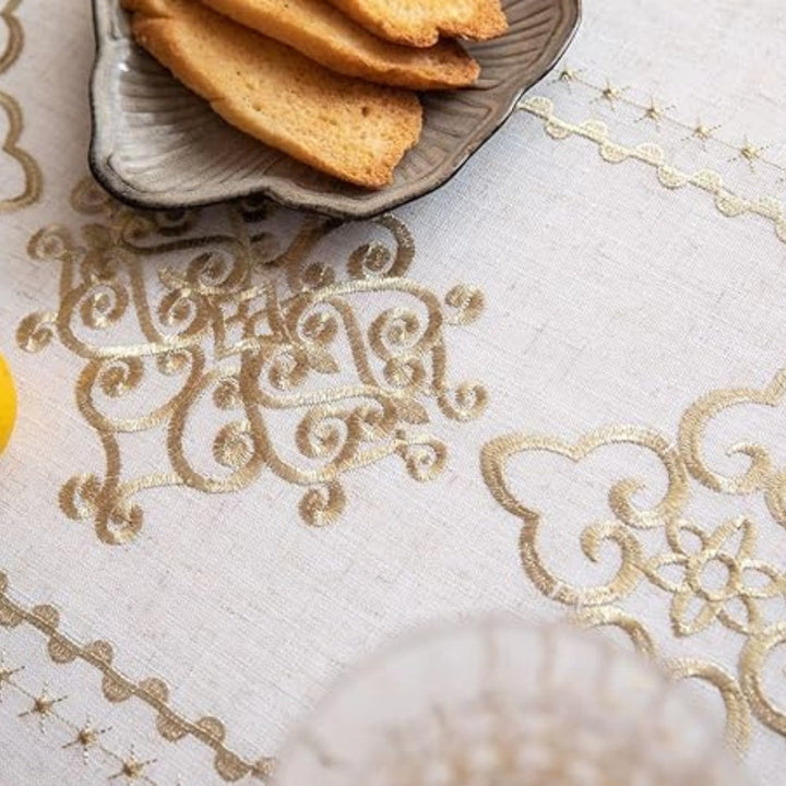 Jacquard-bestickte Tischdecke mit hellen Quasten