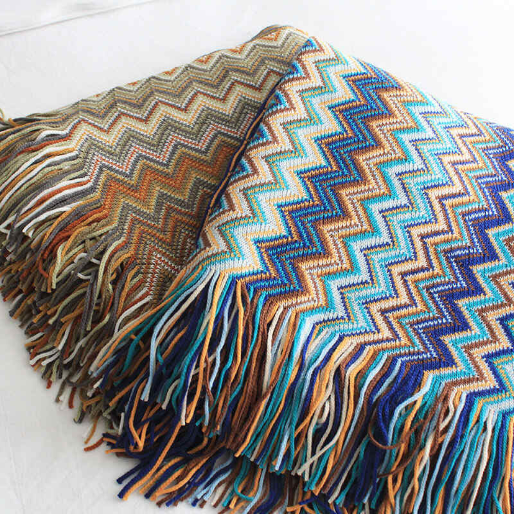Farbige Zickzack-Strickdecke mit Quasten