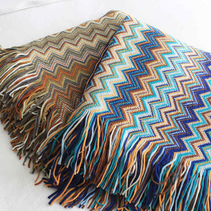 Farbige Zickzack-Strickdecke mit Quasten