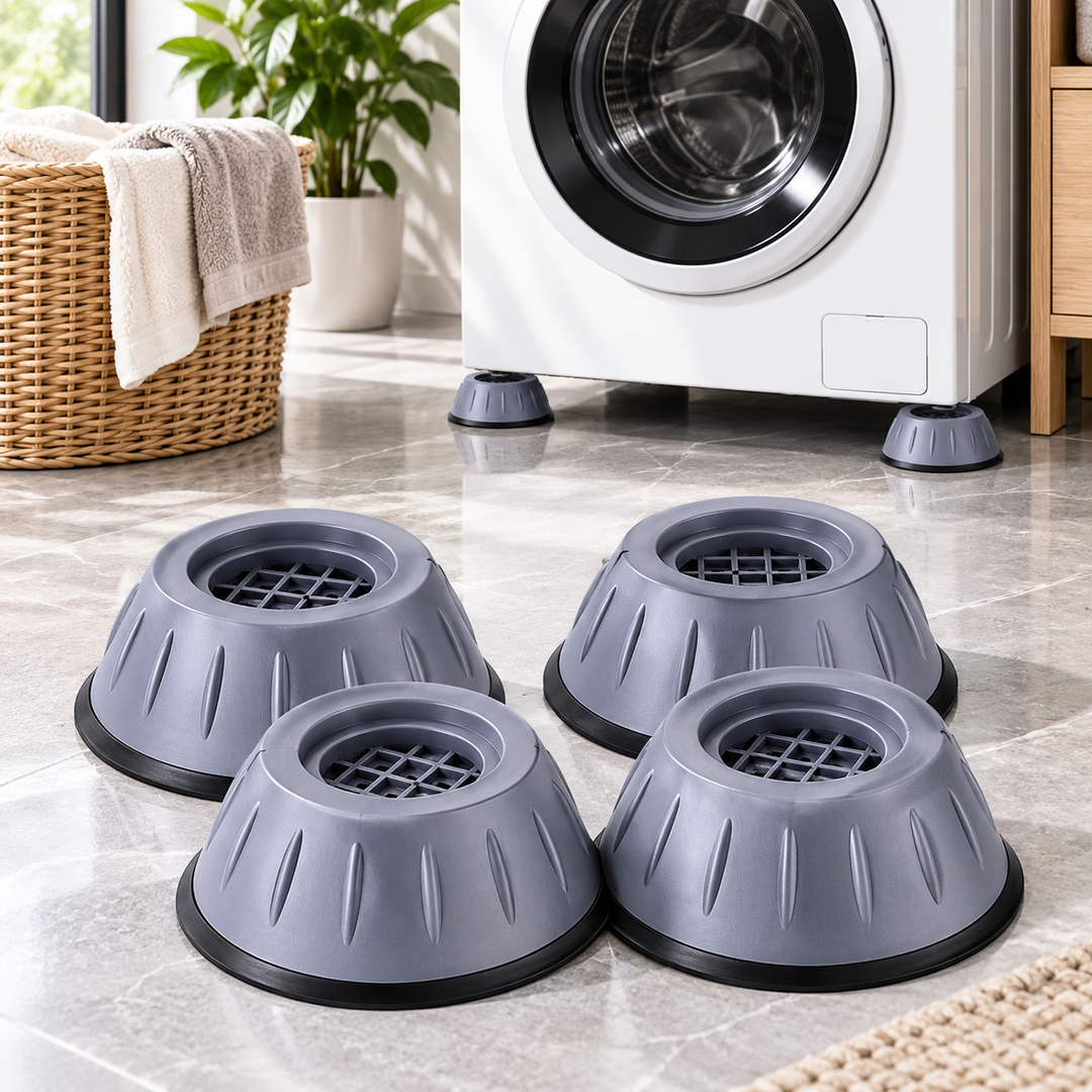 Vier graue Antivibrationspads vor einer Waschmaschine