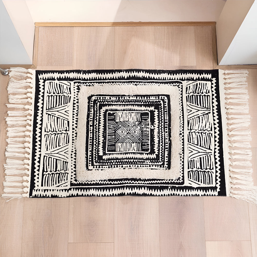 Schwarz-weißer geometrischer Teppich mit Quasten