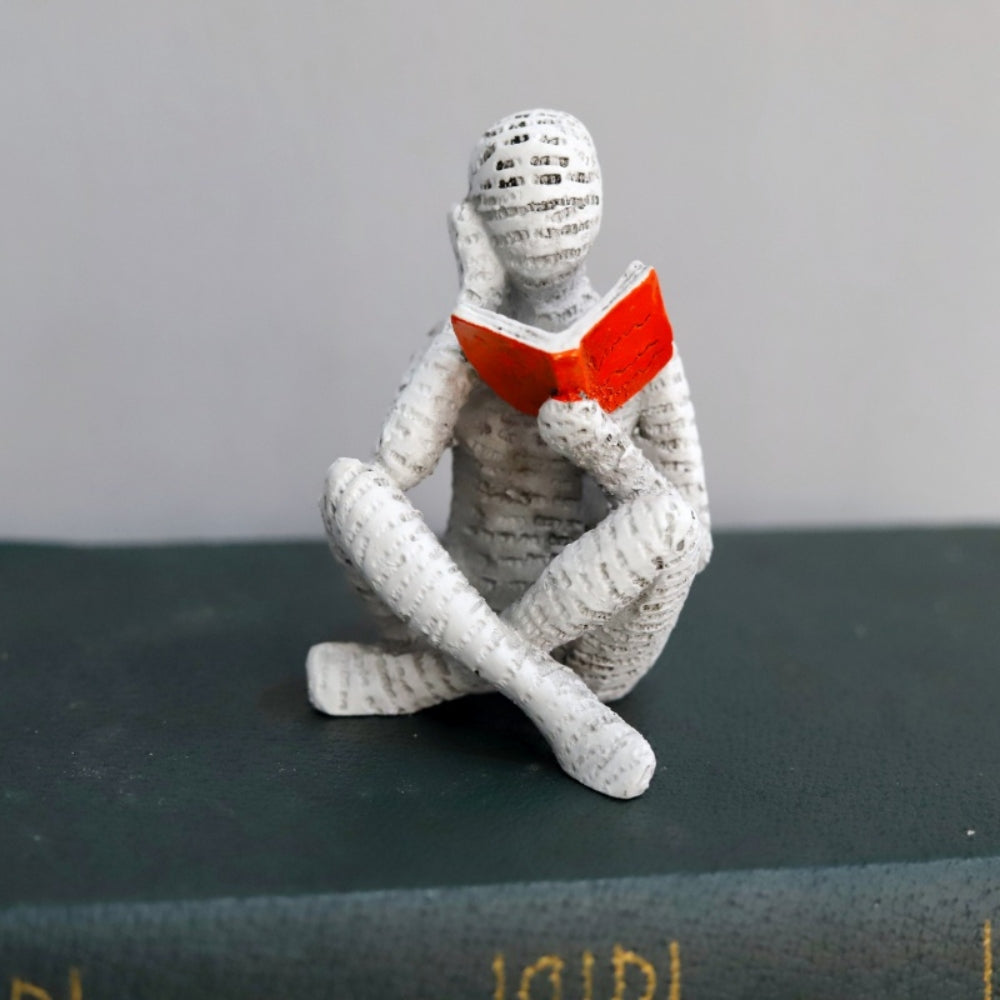 Figur einer lesenden Frau aus Kunstharz