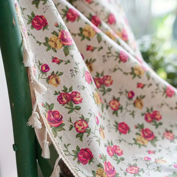 Vorhang aus Baumwoll-Leinen-Mischgewebe mit Blumen und Quasten