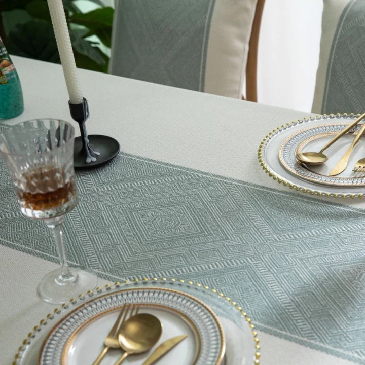 Jacquard-Tischdecke mit geometrischem Muster und Quasten