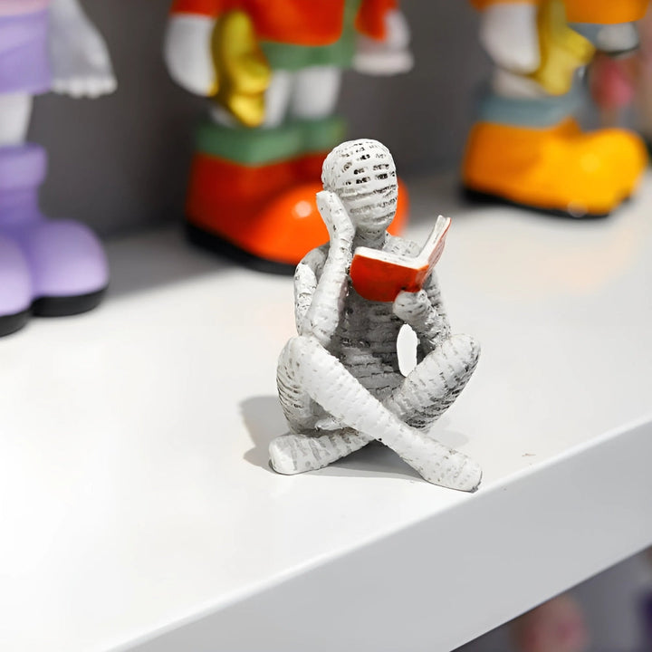 Figur einer lesenden Frau aus Kunstharz
