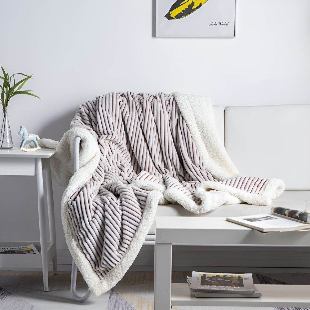 Sherpa-Kuscheldecke mit strukturierten Streifen