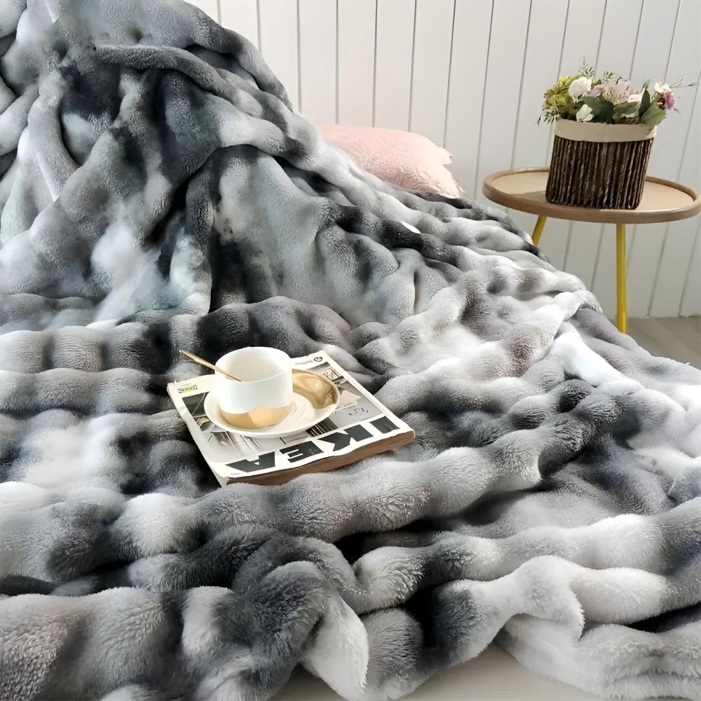 Kuscheldecke aus Kunstfell mit Batikmuster