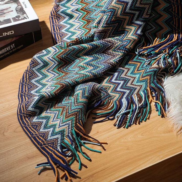Farbige Zickzack-Strickdecke mit Quasten
