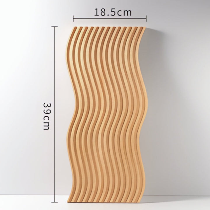 Serviertablett aus Holz mit Rillenmuster