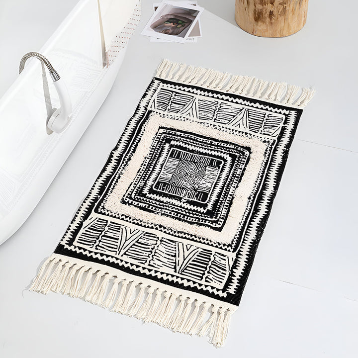 Schwarz-weißer geometrischer Teppich mit Quasten