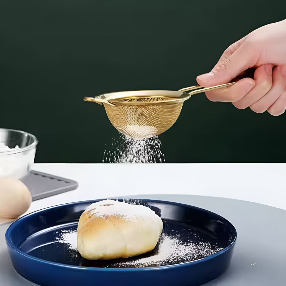 Feinsieb aus Eisen mit goldener Oberfläche