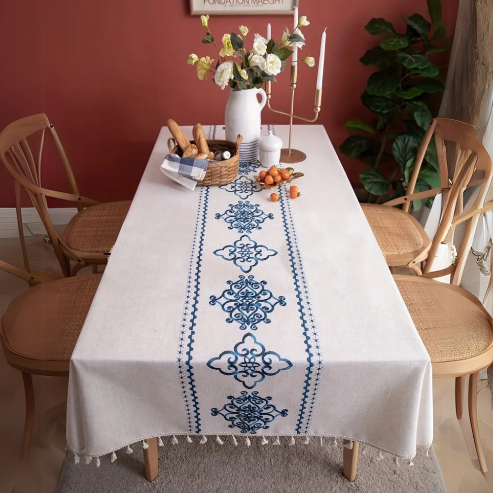 Jacquard-bestickte Tischdecke mit hellen Quasten