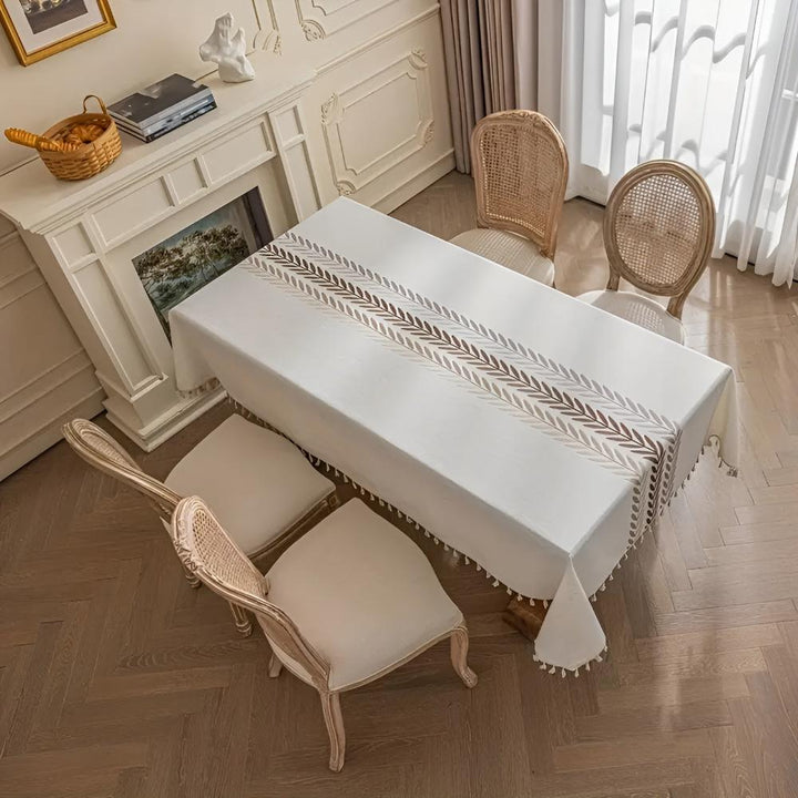 Tischdecke mit gesticktem Blättermuster und Fransenrand