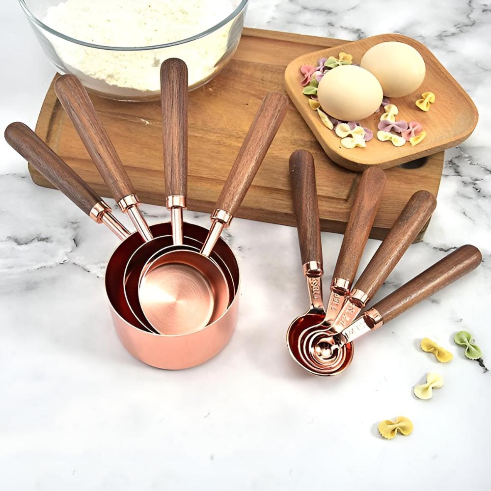 Kupferfarbene Messlöffel und Messbecher