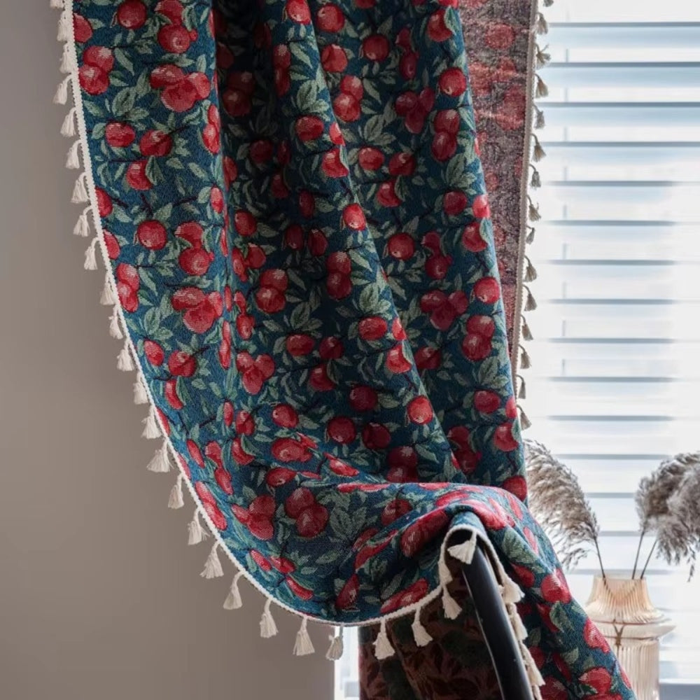Halbverdunkelnder Vorhang mit Kirschblüten und Quasten