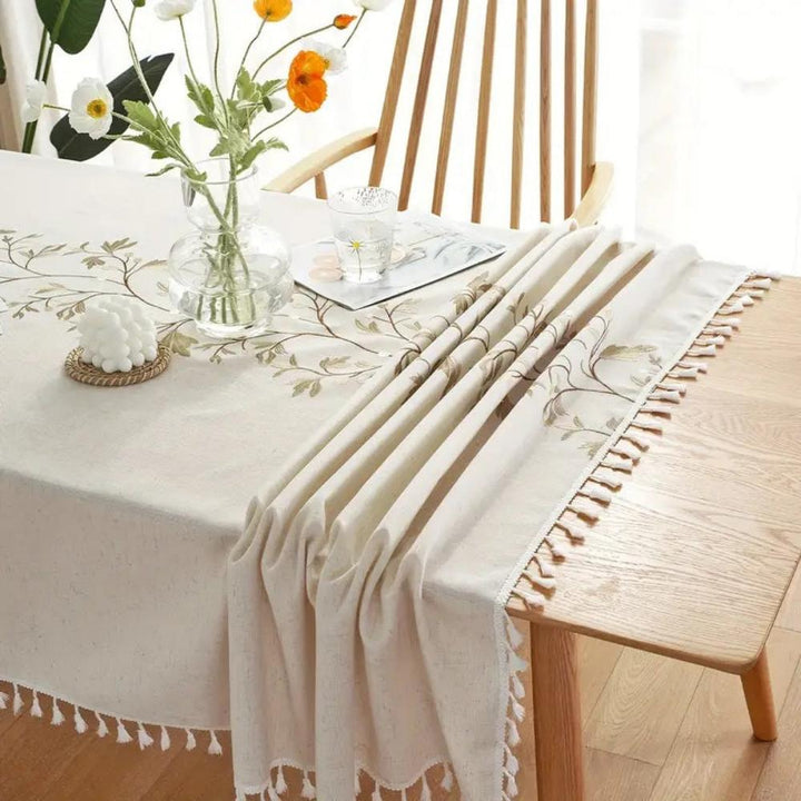Tischdecke mit Blumenstickerei und Fransen