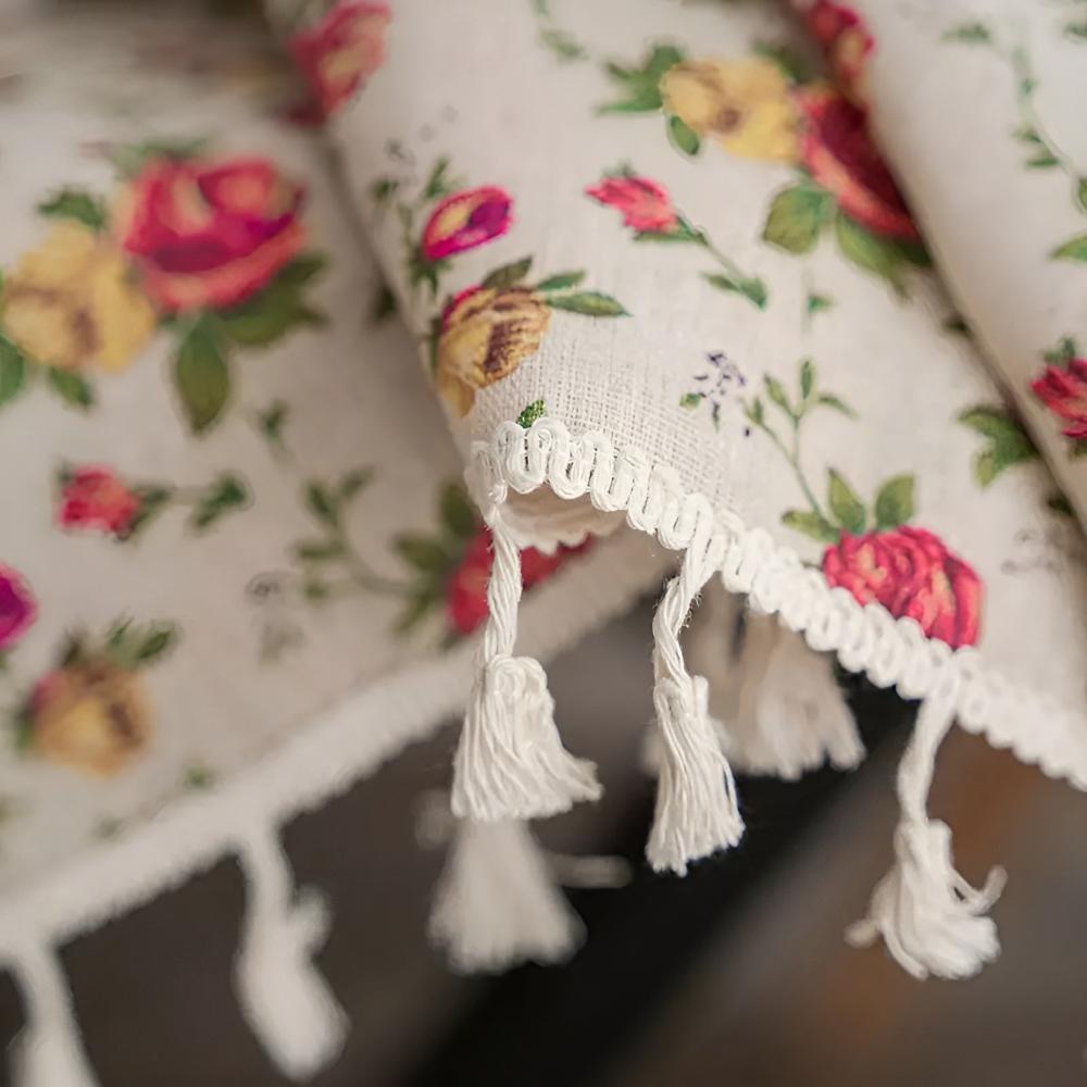 Tischdecke mit kleinen Blumen und Quasten